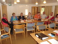 KUVA 2.) 05.09.2013 Länsi-Vantaan paikallisyhdistysten yhteinen "mietintä". Mietinnässä mukana: Sanna Hämäläinen Kansiosta, Elina Sinivirta Kok Naisista, Soili Zilliacus, Kim Zilliacus, Anneli Karhunen Länsivantaan Kokoomus, Timo Sovanen Etelä-Vantaan Kokoomus, Ilkka Meriläinen Vantaankosken Kokoomus, Per Sandell, Riitta Karasjoki, Eero Ruohomäki, Pirve Lapiolahti, Matti Pirjetä ,  Ahti Kara Etelä-Vantaan Kokoomus,  Markus Karhuvaara Länsi-Vantaan Kokoomus, kuvasta puuttuu Pekka Kaukonen Etelä-Vantaan Kokoomus ( kuvan ottaja).