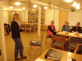 KUVA 3.) 05.09.2013 Länsi-Vantaan paikallisyhdistysten yhteinen "mietintä". Mietinnässä mukana: Sanna Hämäläinen Kansiosta, Elina Sinivirta Kok Naisista, Soili Zilliacus, Kim Zilliacus, Anneli Karhunen Länsivantaan Kokoomus, Timo Sovanen Etelä-Vantaan Kokoomus, Ilkka Meriläinen Vantaankosken Kokoomus, Per Sandell, Riitta Karasjoki, Eero Ruohomäki, Pirve Lapiolahti, Matti Pirjetä ,  Ahti Kara Etelä-Vantaan Kokoomus,  Markus Karhuvaara Länsi-Vantaan Kokoomus, kuvasta puuttuu Pekka Kaukonen Etelä-Vantaan Kokoomus ( kuvan ottaja).